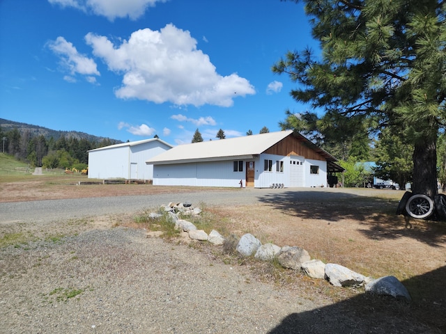 view of front of house featuring a mountain view