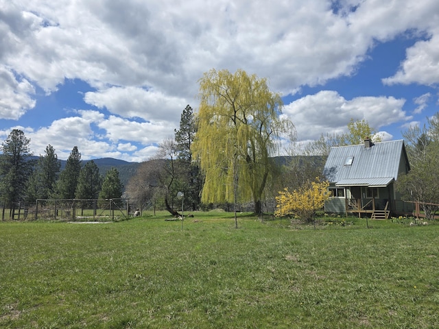 view of yard with fence and a mountain view