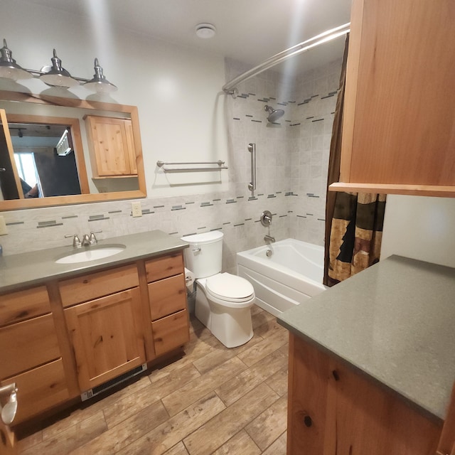 full bath featuring vanity, shower / tub combo with curtain, toilet, and wood tiled floor