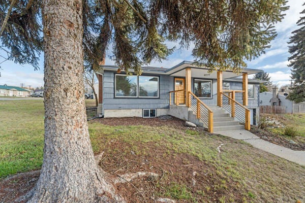 view of front of house featuring a front lawn