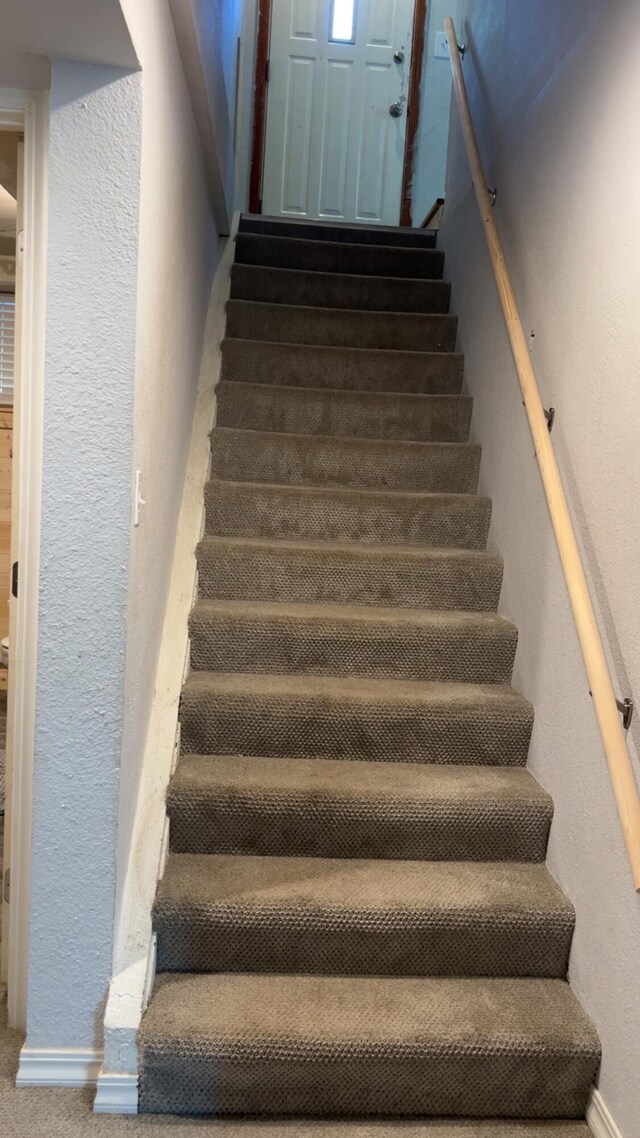 980 N Elm St, Colville, WA 99114 - stairway featuring a textured wall