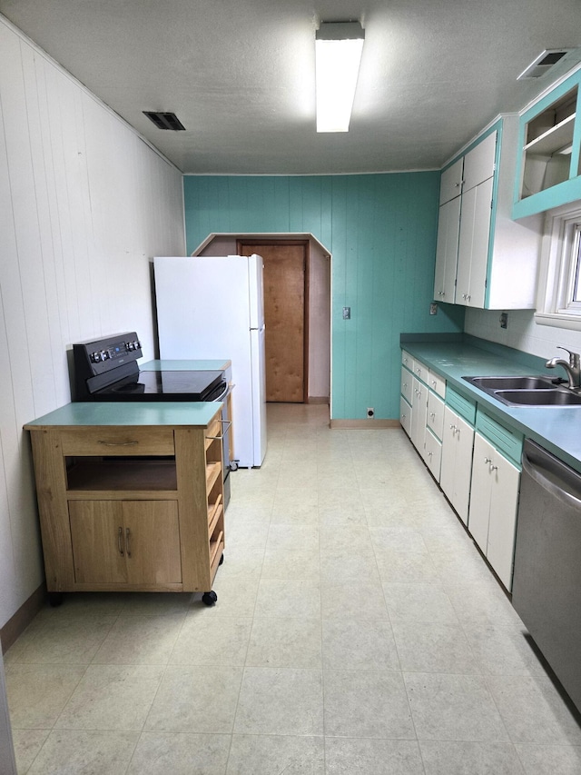 901 N 3rd St E, Chewelah, WA 99109 - kitchen featuring visible vents, stainless steel dishwasher, black electric range oven, and a sink