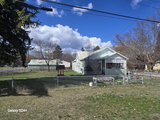 901 N 3rd St E, Chewelah, WA 99109 - view of front facade featuring a fenced backyard and a front lawn