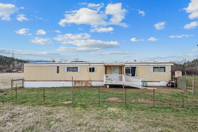 3032 Wrights Valley Rd, Chewelah, WA 99109 - view of front of house featuring fence and a front lawn