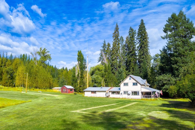 view of yard with a shed