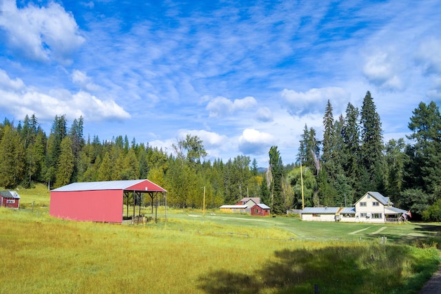 view of yard with an outbuilding