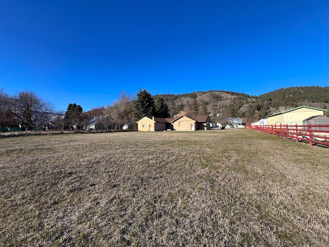 view of yard with a mountain view