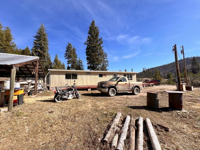 view of yard featuring a mountain view