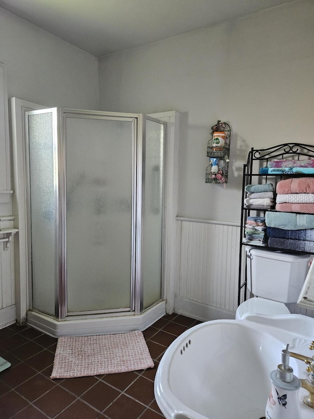 453 E Astor Ave, Colville, WA 99114 - full bath featuring a wainscoted wall, tile patterned flooring, and a shower stall