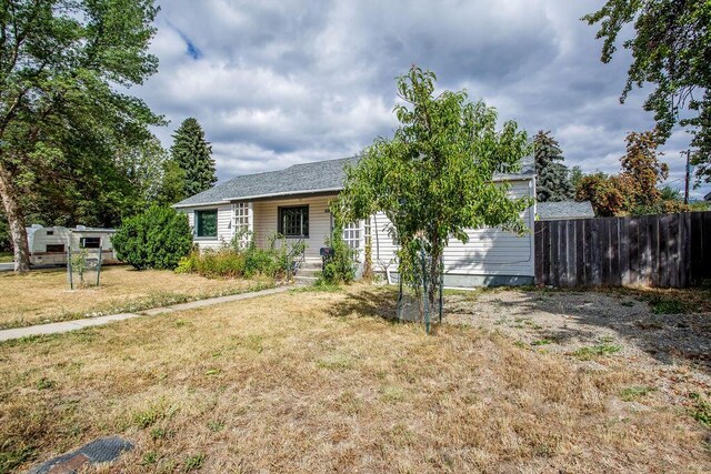 ranch-style home with a front lawn