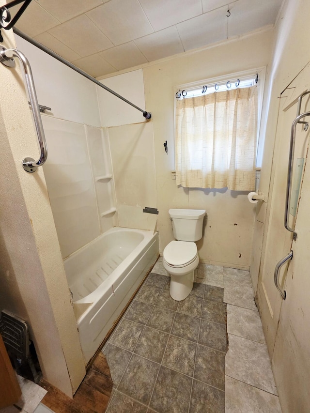 707 N 4th St W, Chewelah, WA 99109 - bathroom featuring toilet and washtub / shower combination