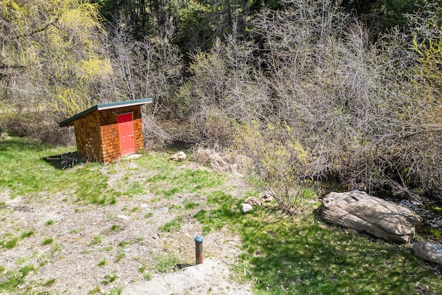 view of yard featuring an outdoor structure and a shed