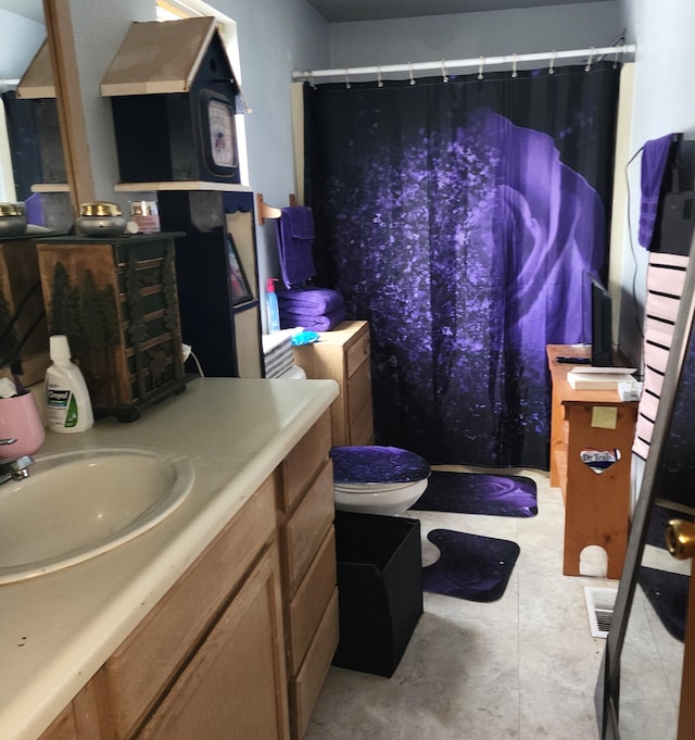 full bathroom with toilet, a shower with shower curtain, and vanity