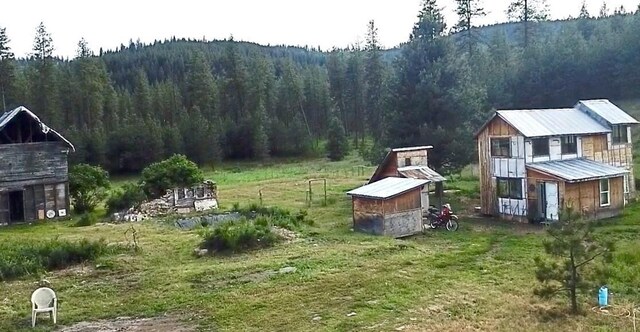 view of yard featuring a mountain view and an outdoor structure