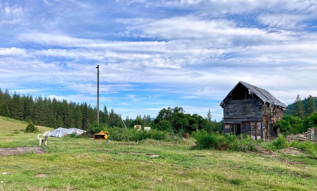 view of yard featuring an outbuilding and a rural view