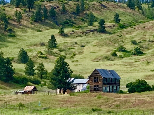 birds eye view of property with a rural view