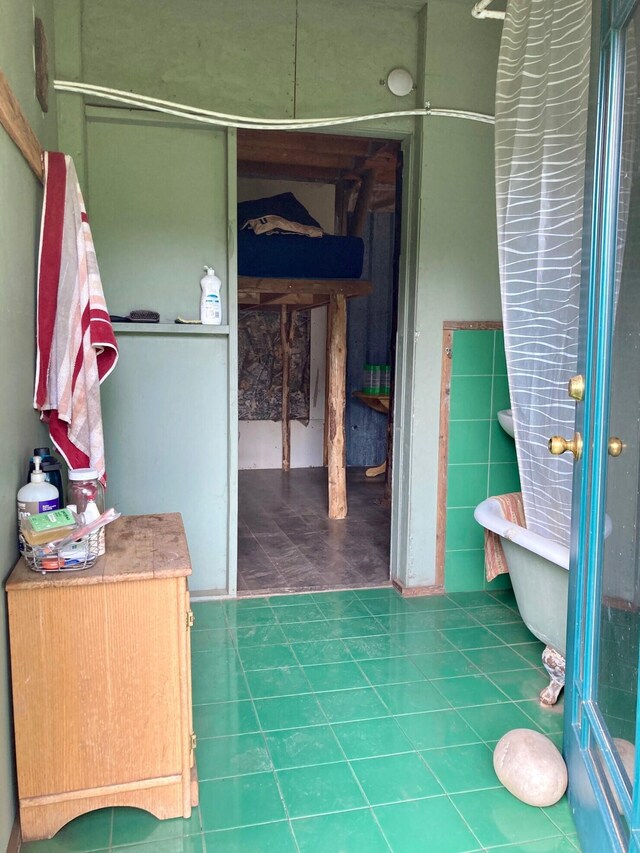 bathroom featuring a tub