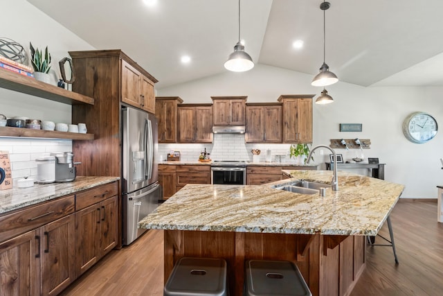 31914 N Zander Ln, Chattaroy, WA 99003 - kitchen with appliances with stainless steel finishes, under cabinet range hood, a sink, open shelves, and a breakfast bar