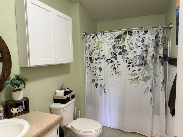 full bath featuring toilet, vanity, and a shower with shower curtain