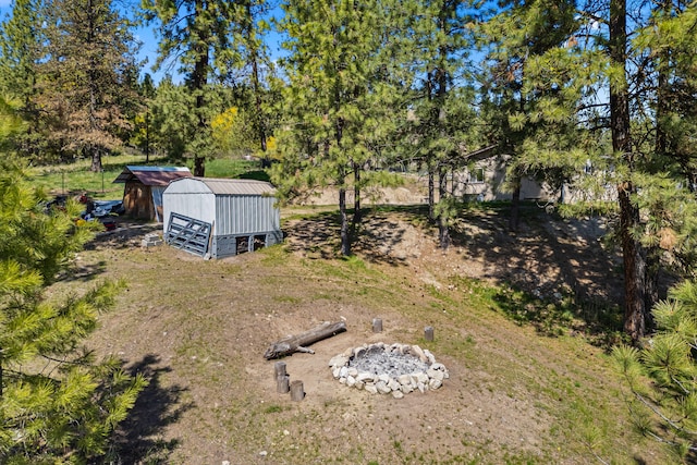 view of yard featuring an outdoor structure