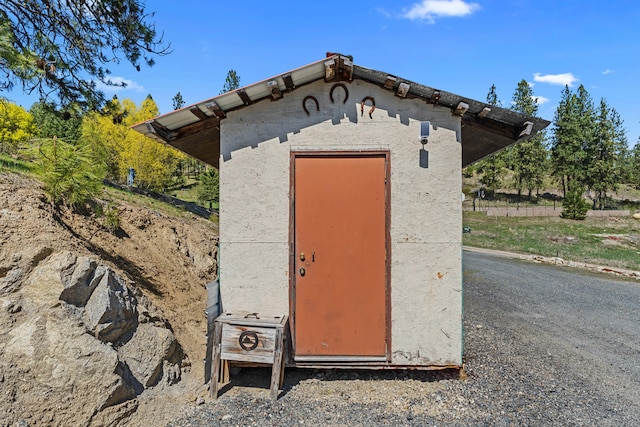 view of outdoor structure featuring an outbuilding