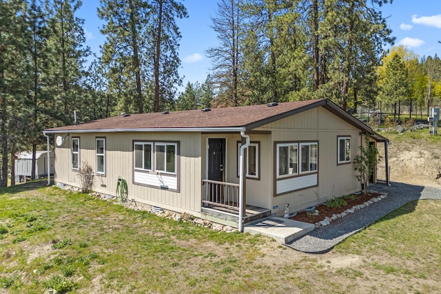 view of front of property featuring a front yard