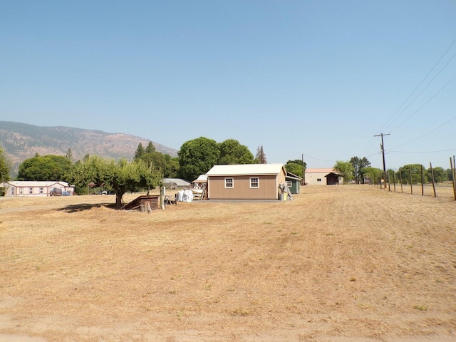 view of yard with a mountain view