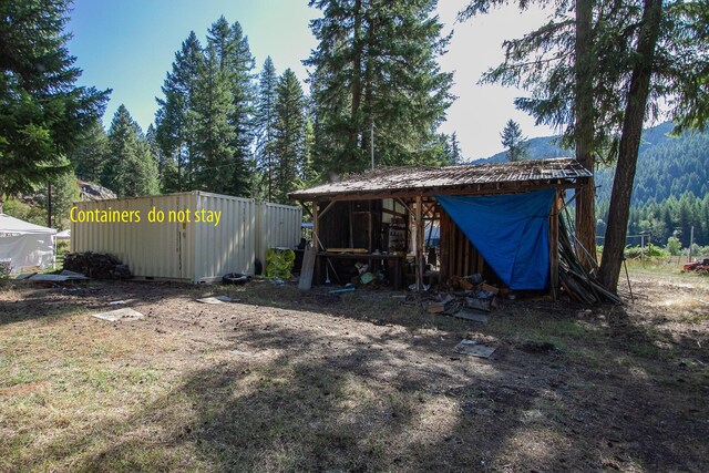 view of yard with an outdoor structure