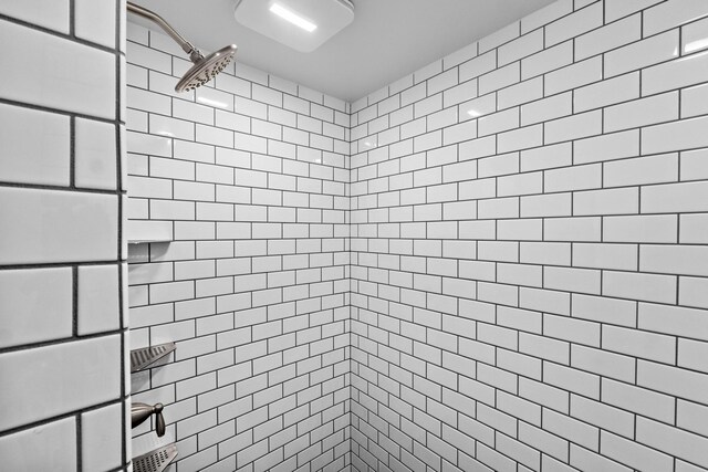 room details featuring tiled shower