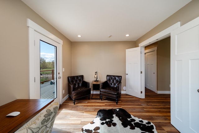 sitting room featuring recessed lighting, wood finished floors, and baseboards