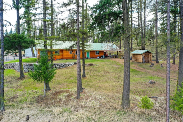 view of yard featuring an outbuilding