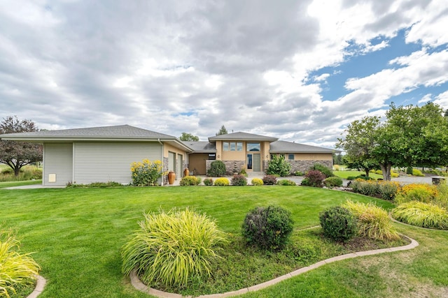 view of front of home featuring a front lawn