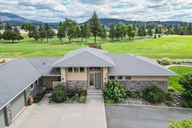 view of front facade featuring a mountain view and a front lawn