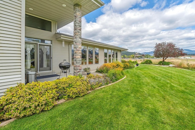 view of yard with a mountain view