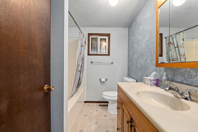 505 W Court Ave, Chewelah, WA 99109 - full bath featuring a textured ceiling, vanity, toilet, shower / bath combo with shower curtain, and baseboards