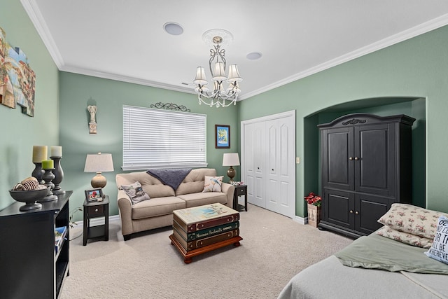 living room featuring crown molding, light carpet, and an inviting chandelier