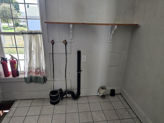 laundry room featuring light tile patterned floors