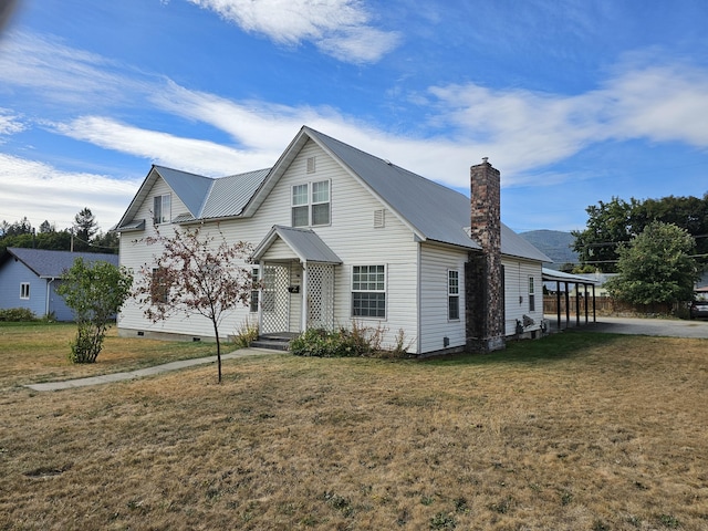 view of front of property featuring a front yard and a carport