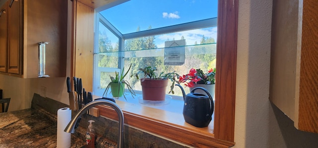 1527 Pingston Creek Rd, Kettle Falls, WA 99141 - dining space featuring a textured wall