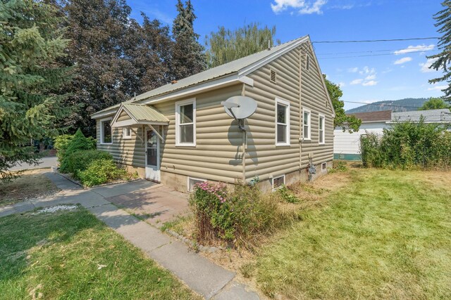 view of front of home featuring a front lawn