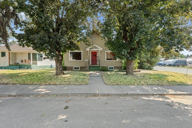 view of front of house featuring a front yard