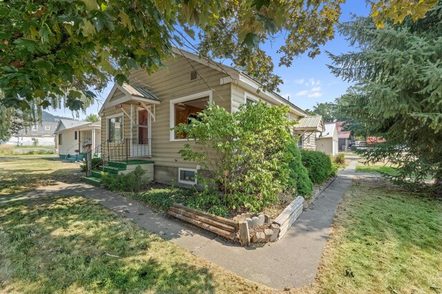 view of front facade with a front lawn