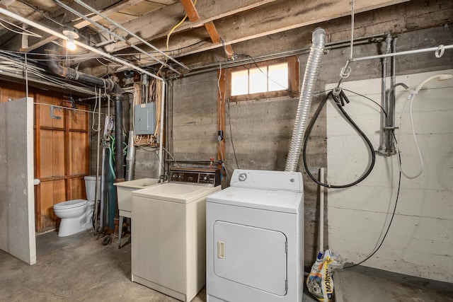 laundry area with sink and washing machine and clothes dryer