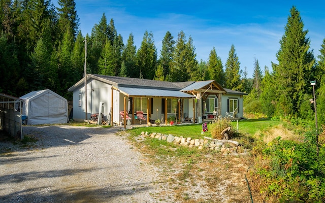 view of front of property featuring gravel driveway and a front yard
