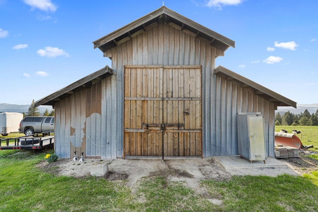 view of barn featuring a yard