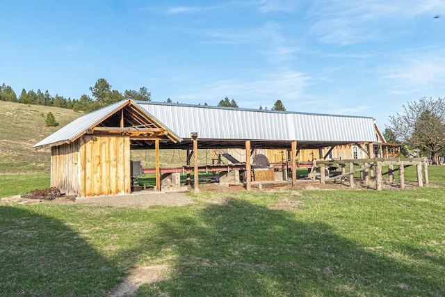 view of outdoor structure with an outdoor structure