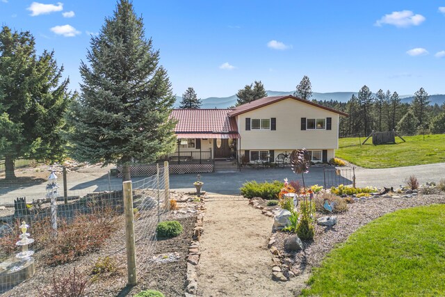 view of front facade featuring a front lawn and fence