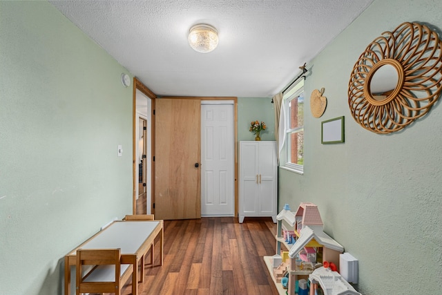 1625 Bear Mountain Way, Kettle Falls, WA 99141 - interior space featuring a textured ceiling, baseboards, and wood finished floors