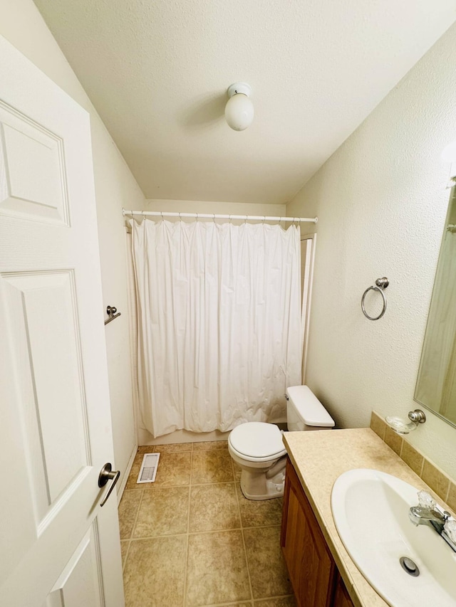 211 8th Ave, Ione, WA 99139 - bathroom featuring vanity, toilet, curtained shower, and a textured ceiling