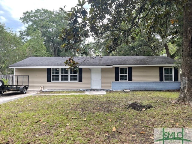 ranch-style house with a front yard